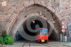 Červená tramvaj před bratislavským tunelem