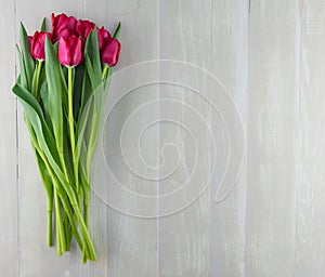 Tulipani sul esposto alle intemperie grigio tavolo 