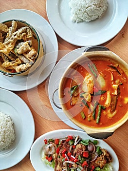 Red vegetable curry, deep-fried soft shell crab, deep-fried fish skin with salted egg yolk and white rice.