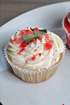 Red velvet cupcake. The finished cakes are on the plate.