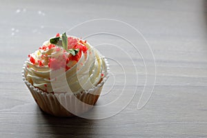 Red velvet cupcake. The finished cakes are on the plate.