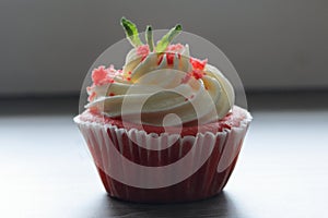 Red velvet cupcake. The finished cakes are on the plate.