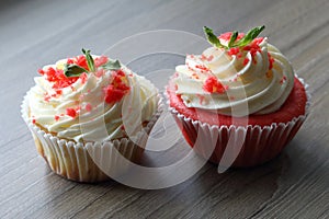 Red velvet cupcake. The finished cakes are on the plate.