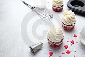 Red velvet cupcakes with cream cheese frosting on light background. Valentine\'s Day concept. Top view, copy space.