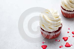 Red velvet cupcakes with cream cheese frosting on light background. Valentine\'s Day concept. Top view, copy space.