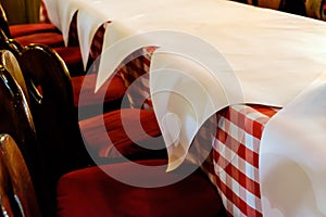 Red-white checkered pattern dining table setup