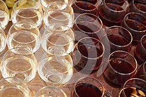 red and white wine in glasses