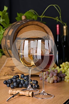 Red and white wine with grapes