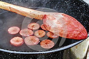 Red wine with apple pieces, boil in a large bowl