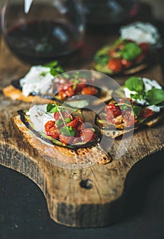 Red wine, brushetta with vegetables, cream-cheese and arugula