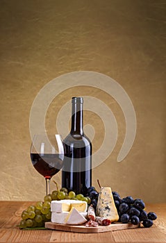 Red wine with cheese and blue grape snack