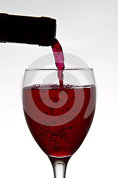 Vino rosso fusione giù vino una bottiglia 