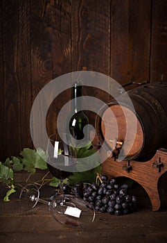 Red wine wtih grapes