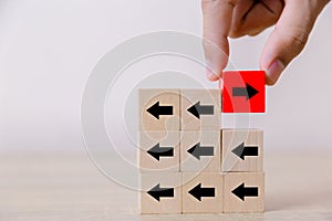 Red wooden blocks with white arrows facing opposite to the black arrows.