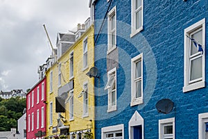 Red, yellow and blue house walls of Tobermory street