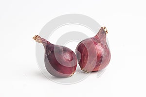 Redâ€‹onions isolated on white background