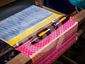 Reel yarn bobbin on weaving apparatus