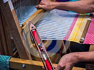 Reel yarn bobbin work on weaving apparatus