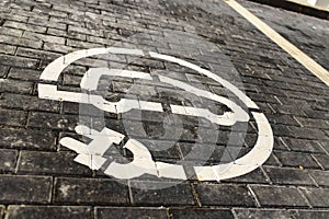 Refill station signal for electric vehicles painted on the ground