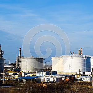 Refinery. Reservoirs for storage of refinery products. Rectifica