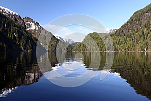 Riflessione nebbioso fiordi monumento 