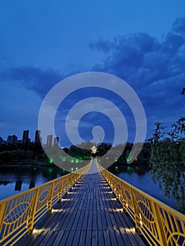 The reflection of the pontoon and pontoon in the water at night forms a beautiful pictureï¼ˆ4ï¼‰.