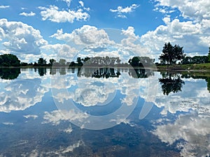 reflejo en el lago del parque mormon island en Nebraska photo
