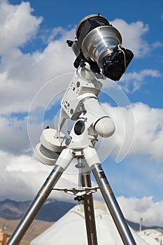 A reflex camera mounted on a tripod.