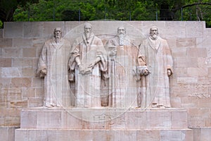 Reforma muro en Ginebra 