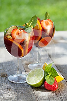 Refreshing fruit sangria (punch)