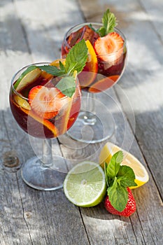 Refreshing fruit sangria (punch)