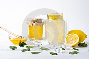 Refreshing Honey Lemonade Infused with Mint: A Summery Delight