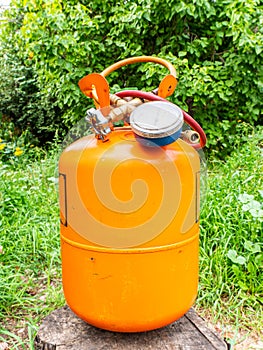 Refrigerant cylinder and hoses with pressure gauge