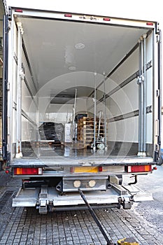 Refrigerator Truck