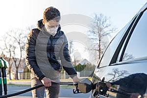 Refueling the passenger car tank in times of crisis