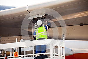 Refuelling the aircraft