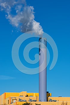 Refuse incineration plant with a smoking chimney