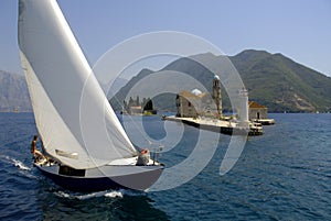 Un barco en bahía 