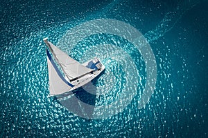Navegación barco yates blanco pano sobre el abierto el mar. vista aérea de barco de vela en ventoso condición 