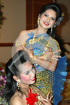 Rehearsing female Thai dancers