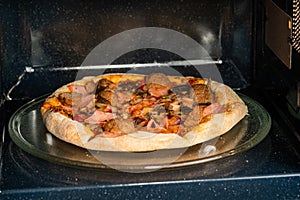 reheating pizza in the microwave