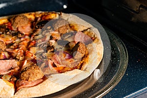 reheating pizza in the microwave