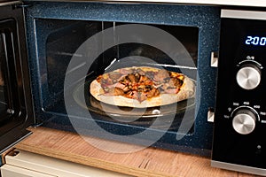 reheating pizza in the microwave