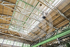 Reinforced concrete trusses covering an industrial long-span building