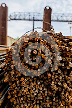 Reinforcing bars with a periodic profile in the packs are stored in the metal products warehouse