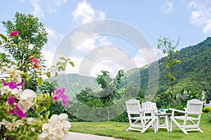 Relaxation corner with table and chairs