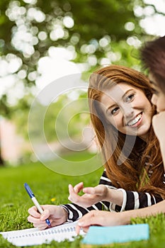 Entspannt eine Frau studenten Bücher im 