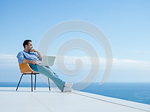 Uvolněná mladý muž na na balkón 