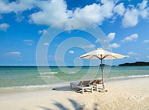 Rilassante sedie un ombrello sul Spiaggia 