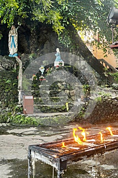Religioso velas llamas incendio sobre el bandeja sobre el santo santuario conectado sobre el famoso campana la Torre de las Filipinas 